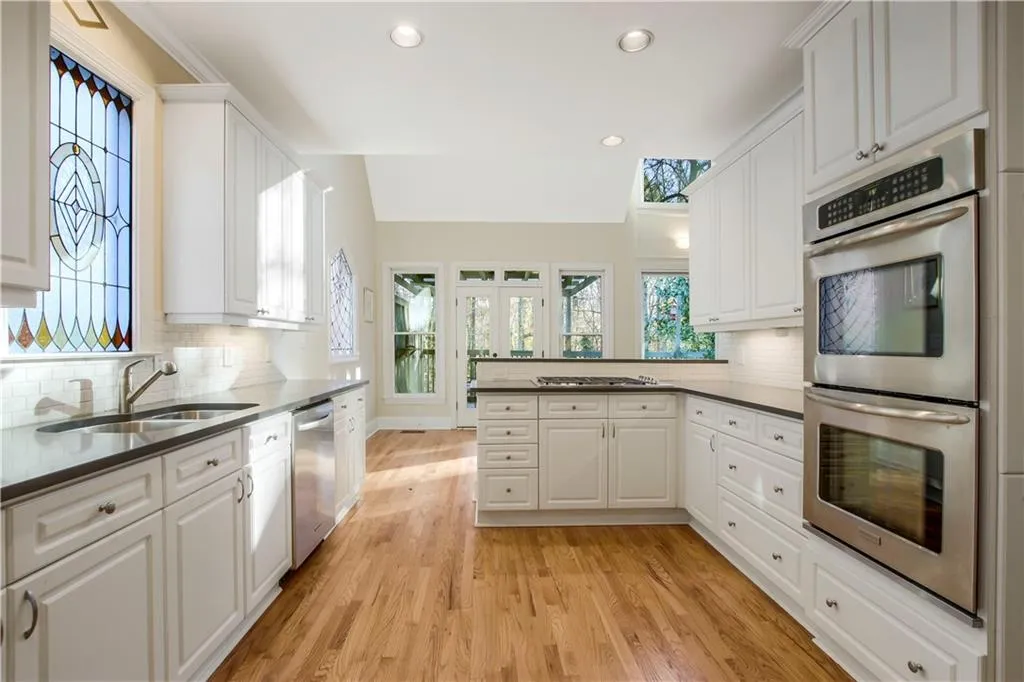 225 Ledgemont Court, Sandy Springs, Georgia 30342, 5 Bedrooms Bedrooms, ,4 BathroomsBathrooms,Residential,Sold,225 Ledgemont Court,6778220