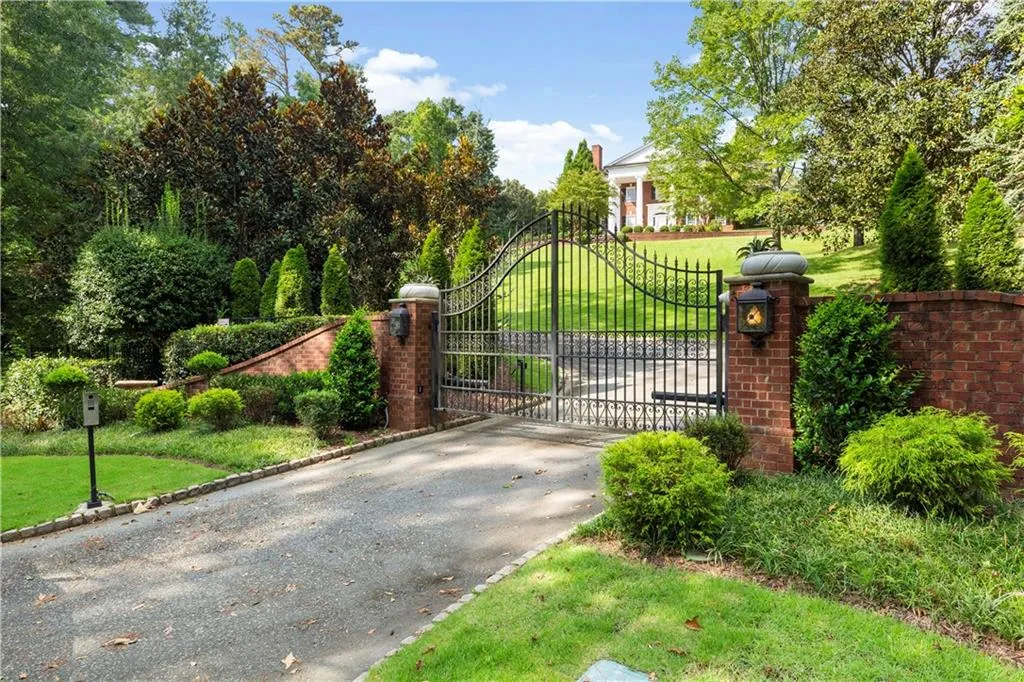 855 Davis Drive, Atlanta, Georgia 30327, 9 Bedrooms Bedrooms, ,9 BathroomsBathrooms,Residential,Sold,855 Davis Drive,7221421