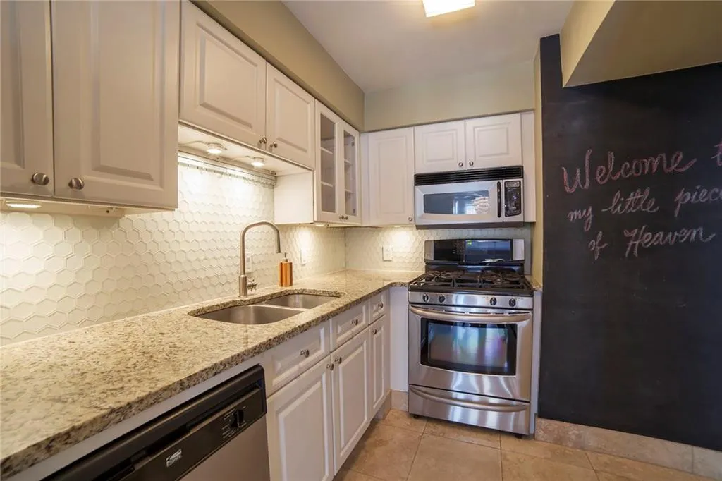 6980 Roswell Road Unit J7, Atlanta, Georgia 30328, 2 Bedrooms Bedrooms, ,1 BathroomBathrooms,Residential,Sold,6980 Roswell Road Unit J7,5697495