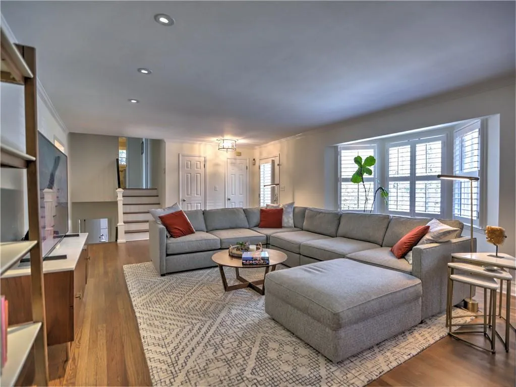 Living room featuring hardwood / wood-style floors and crown molding