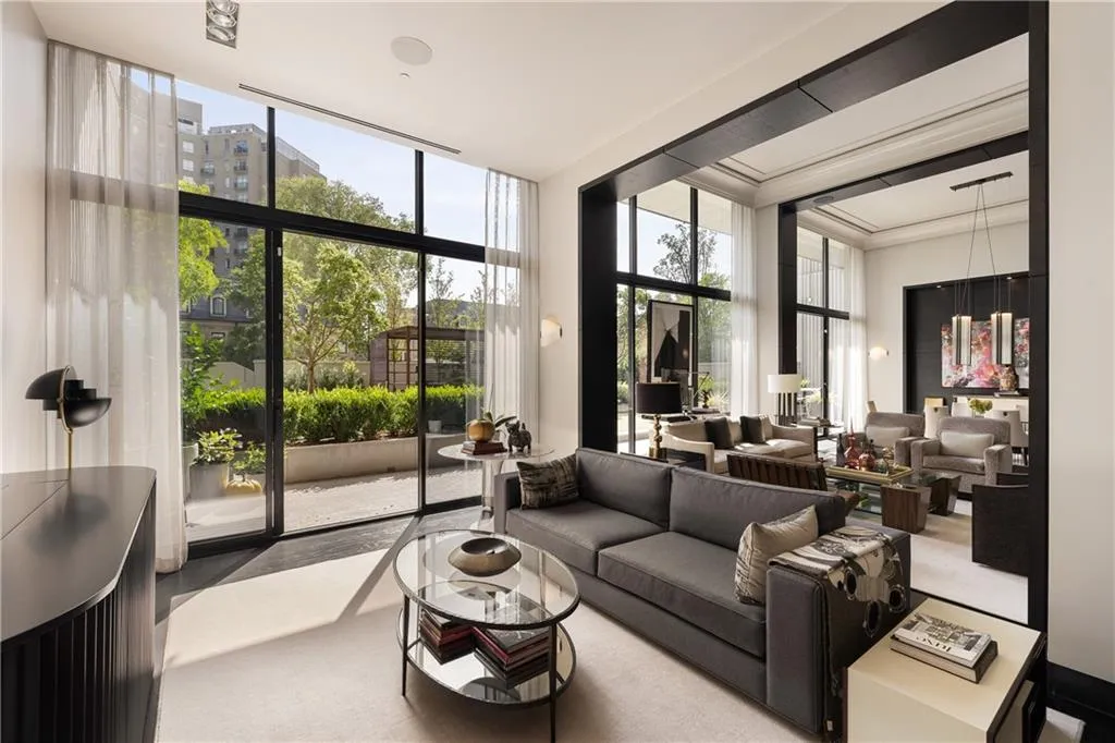 2660 Peachtree Road Nw Unit 4h, Atlanta, Georgia 30305, 3 Bedrooms Bedrooms, ,3 BathroomsBathrooms,Residential,Sold,2660 Peachtree Road Nw Unit 4h,7660336