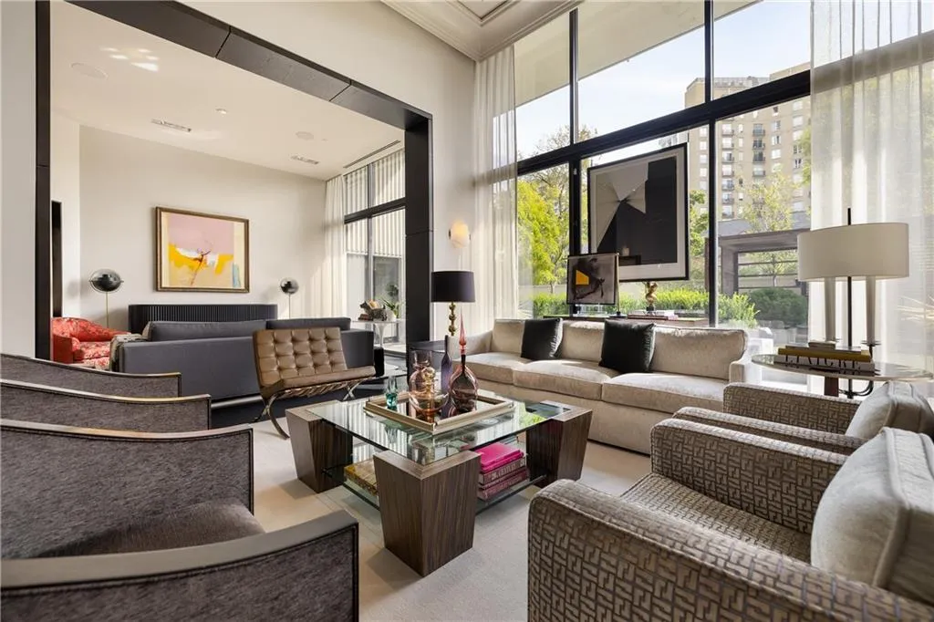 2660 Peachtree Road Nw Unit 4h, Atlanta, Georgia 30305, 3 Bedrooms Bedrooms, ,3 BathroomsBathrooms,Residential,Sold,2660 Peachtree Road Nw Unit 4h,7660336