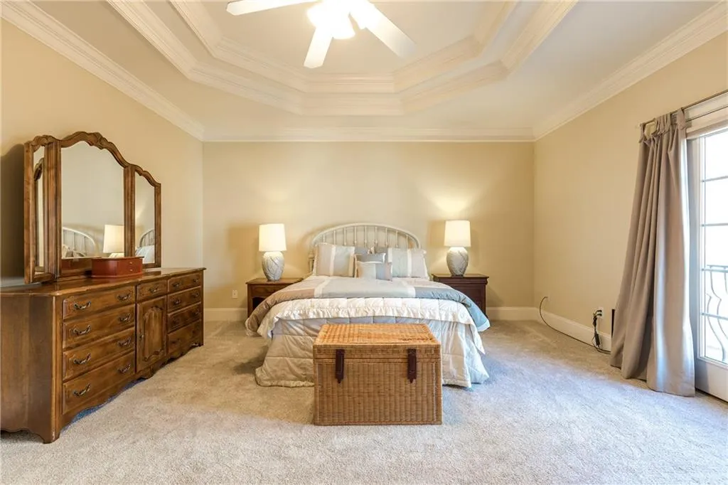 5492 Glenridge Drive Unit 560, Atlanta, Georgia 30342, 4 Bedrooms Bedrooms, ,3 BathroomsBathrooms,Residential,Sold,5492 Glenridge Drive Unit 560,6125219