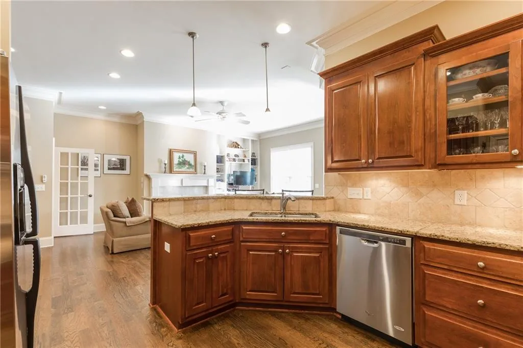5492 Glenridge Drive Unit 560, Atlanta, Georgia 30342, 4 Bedrooms Bedrooms, ,3 BathroomsBathrooms,Residential,Sold,5492 Glenridge Drive Unit 560,6125219