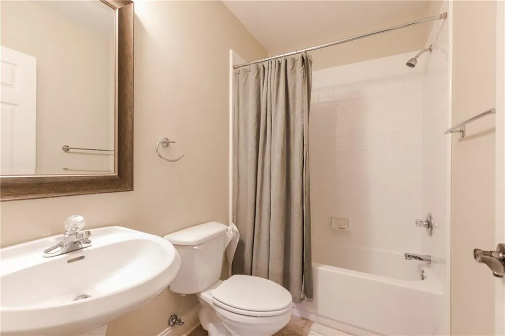 5492 Glenridge Drive Unit 560, Atlanta, Georgia 30342, 4 Bedrooms Bedrooms, ,3 BathroomsBathrooms,Residential,Sold,5492 Glenridge Drive Unit 560,6125219
