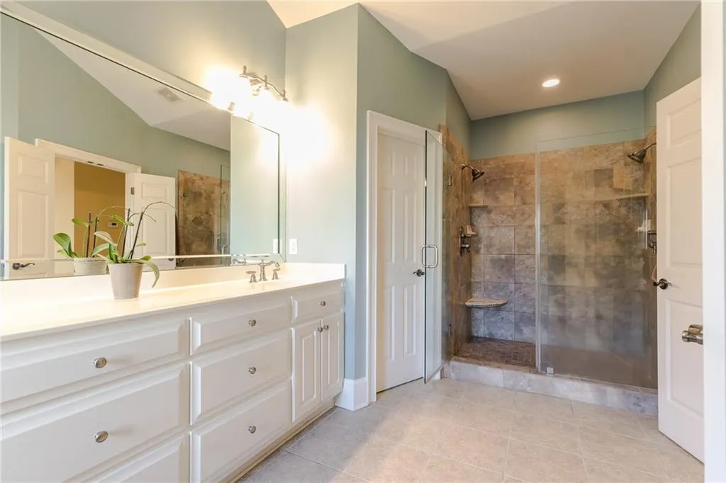 5492 Glenridge Drive Unit 560, Atlanta, Georgia 30342, 4 Bedrooms Bedrooms, ,3 BathroomsBathrooms,Residential,Sold,5492 Glenridge Drive Unit 560,6125219