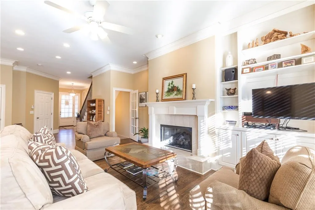 5492 Glenridge Drive Unit 560, Atlanta, Georgia 30342, 4 Bedrooms Bedrooms, ,3 BathroomsBathrooms,Residential,Sold,5492 Glenridge Drive Unit 560,6125219