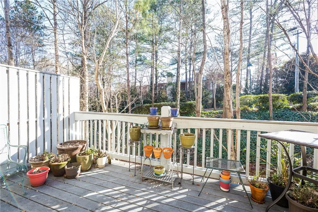 5492 Glenridge Drive Unit 560, Atlanta, Georgia 30342, 4 Bedrooms Bedrooms, ,3 BathroomsBathrooms,Residential,Sold,5492 Glenridge Drive Unit 560,6125219