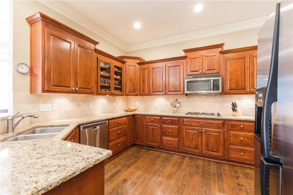 5492 Glenridge Drive Unit 560, Atlanta, Georgia 30342, 4 Bedrooms Bedrooms, ,3 BathroomsBathrooms,Residential,Sold,5492 Glenridge Drive Unit 560,6125219