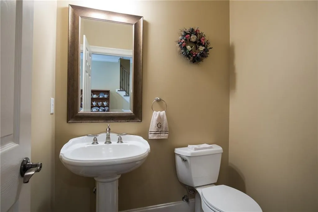 5492 Glenridge Drive Unit 560, Atlanta, Georgia 30342, 4 Bedrooms Bedrooms, ,3 BathroomsBathrooms,Residential,Sold,5492 Glenridge Drive Unit 560,6125219