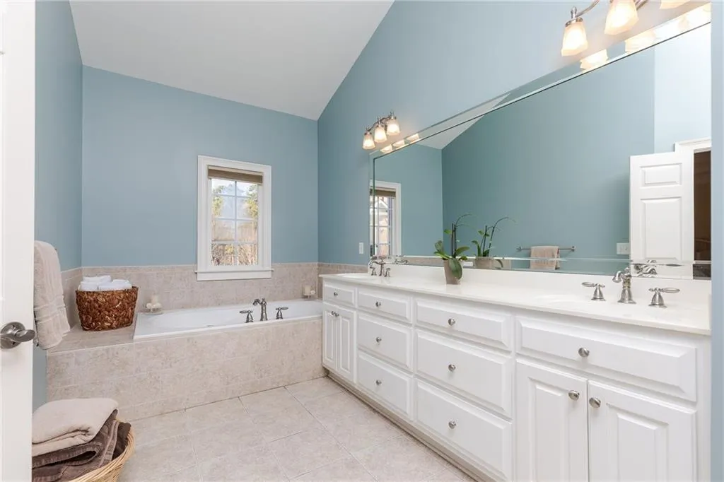 5492 Glenridge Drive Unit 560, Atlanta, Georgia 30342, 4 Bedrooms Bedrooms, ,3 BathroomsBathrooms,Residential,Sold,5492 Glenridge Drive Unit 560,6125219