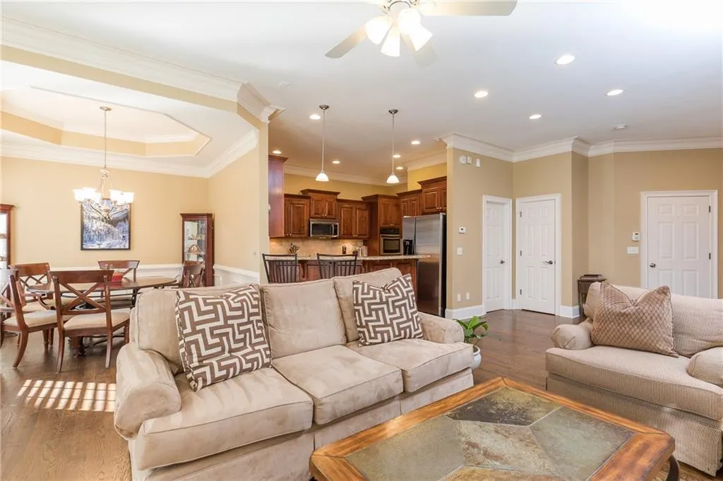 5492 Glenridge Drive Unit 560, Atlanta, Georgia 30342, 4 Bedrooms Bedrooms, ,3 BathroomsBathrooms,Residential,Sold,5492 Glenridge Drive Unit 560,6125219