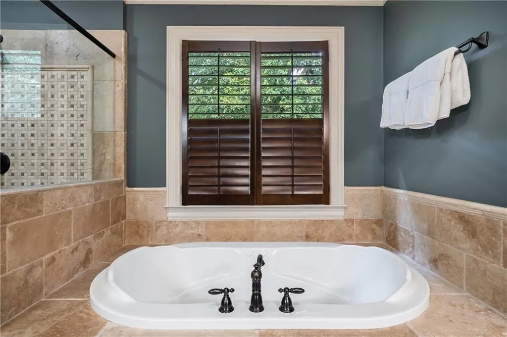 5035 Lake Forrest Drive Ne, Sandy Springs, Georgia 30342, 6 Bedrooms Bedrooms, ,6 BathroomsBathrooms,Residential,Sold,5035 Lake Forrest Drive Ne,6764639