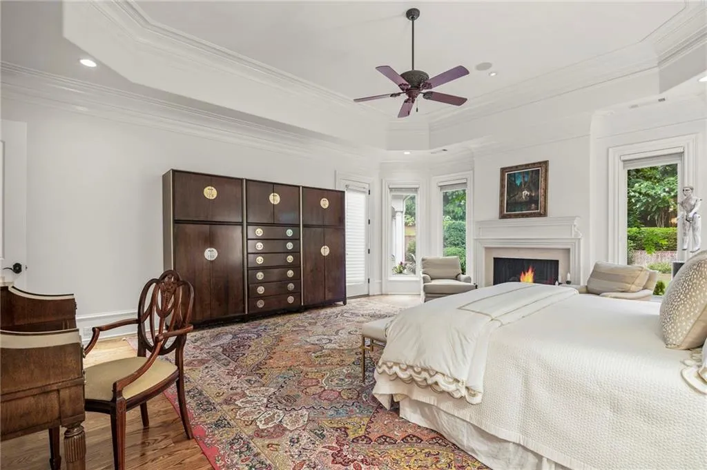 Tray ceiling with recessed lighting and a ceiling fan