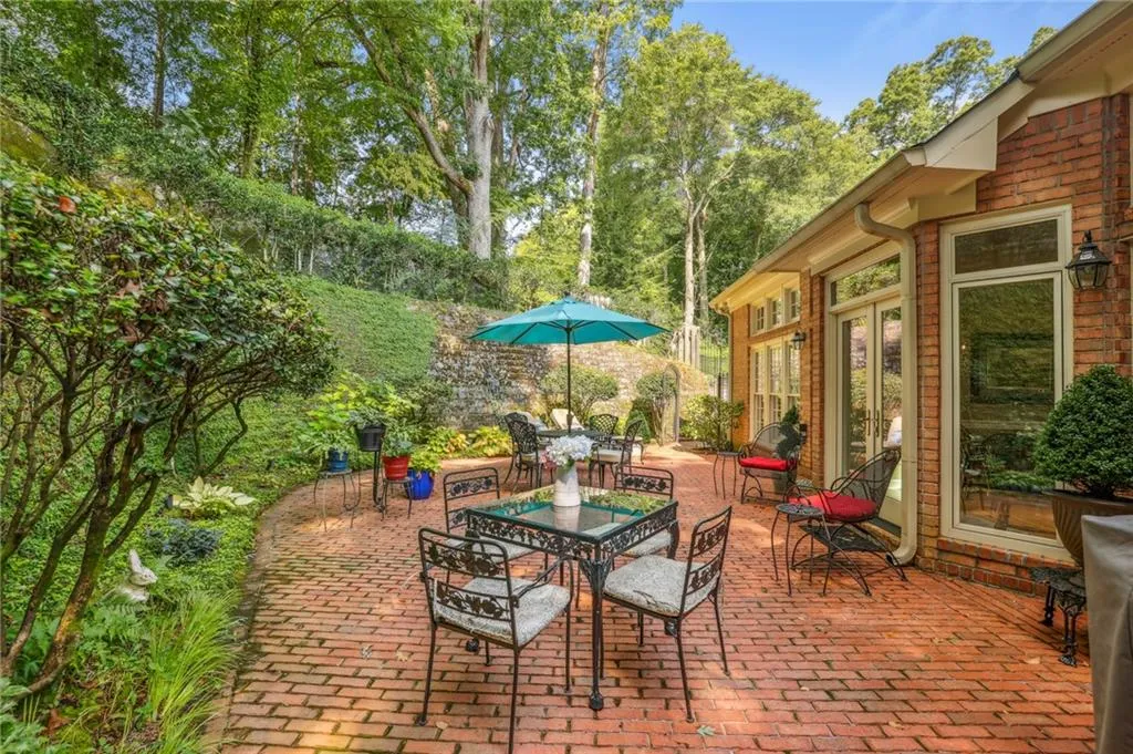 540 Cameron Manor Way, Sandy Springs, Georgia 30328, 4 Bedrooms Bedrooms, ,3 BathroomsBathrooms,Residential,Sold,540 Cameron Manor Way,7267937