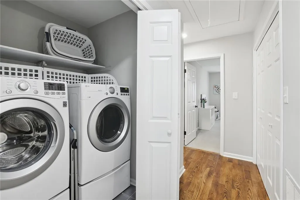 221 The South Chace, Sandy Springs, Georgia 30328, 3 Bedrooms Bedrooms, ,3 BathroomsBathrooms,Residential,Sold,221 The South Chace,7259275