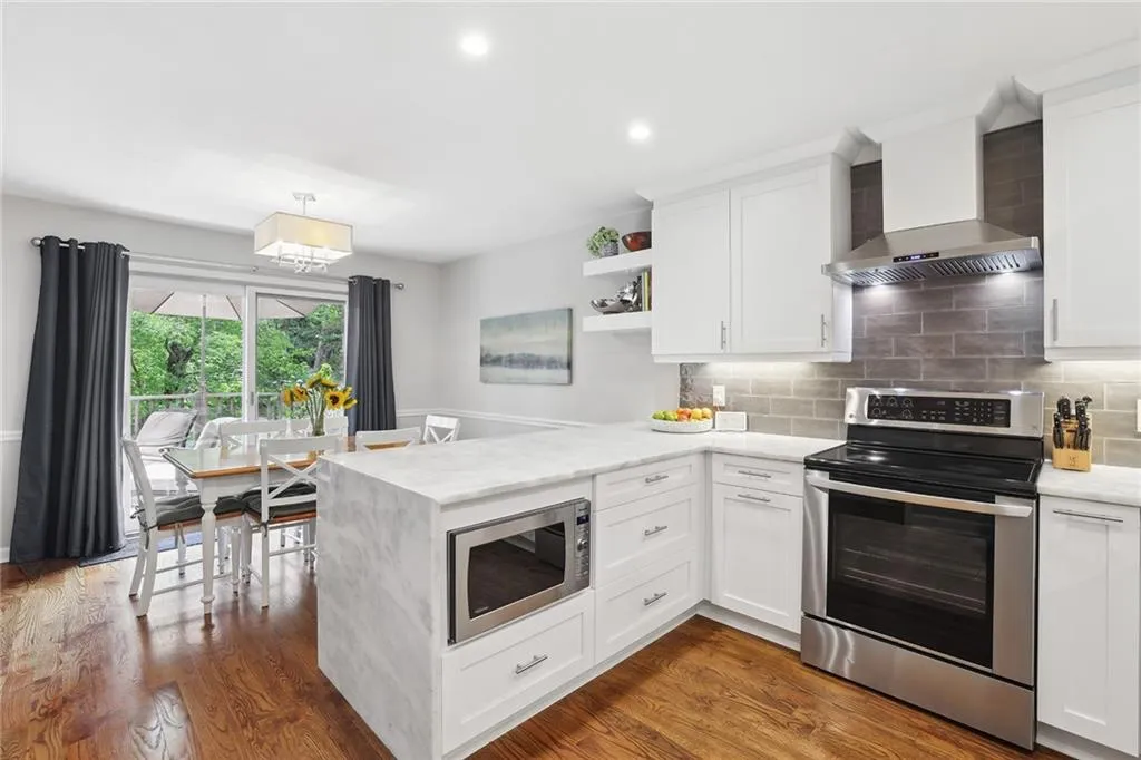 221 The South Chace, Sandy Springs, Georgia 30328, 3 Bedrooms Bedrooms, ,3 BathroomsBathrooms,Residential,Sold,221 The South Chace,7259275