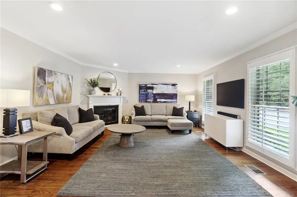 221 The South Chace, Sandy Springs, Georgia 30328, 3 Bedrooms Bedrooms, ,3 BathroomsBathrooms,Residential,Sold,221 The South Chace,7259275