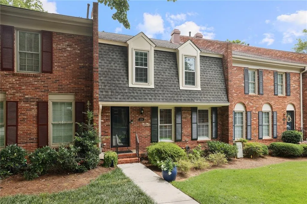 221 The South Chace, Sandy Springs, Georgia 30328, 3 Bedrooms Bedrooms, ,3 BathroomsBathrooms,Residential,Sold,221 The South Chace,7259275