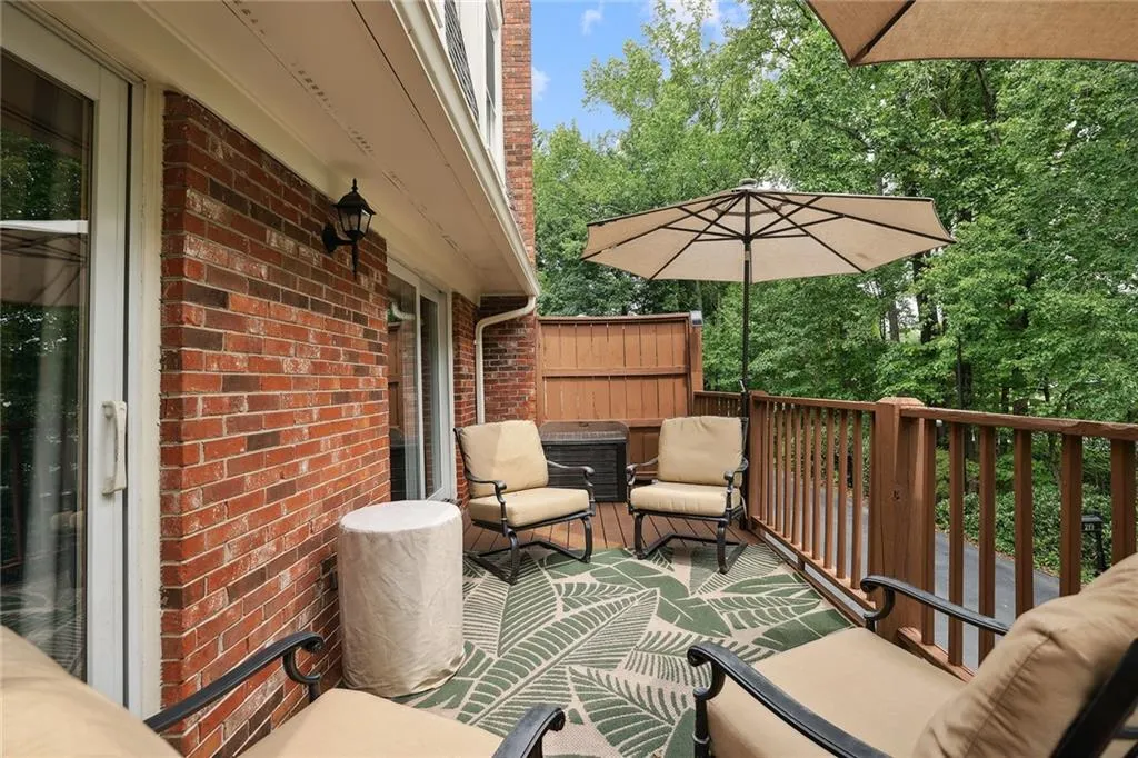 221 The South Chace, Sandy Springs, Georgia 30328, 3 Bedrooms Bedrooms, ,3 BathroomsBathrooms,Residential,Sold,221 The South Chace,7259275