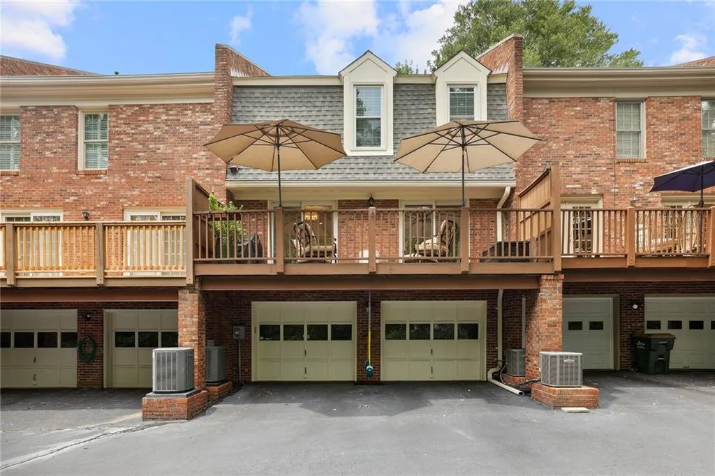 221 The South Chace, Sandy Springs, Georgia 30328, 3 Bedrooms Bedrooms, ,3 BathroomsBathrooms,Residential,Sold,221 The South Chace,7259275