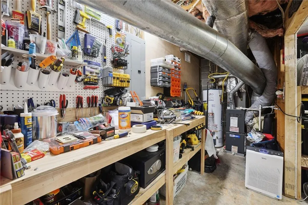 221 The South Chace, Sandy Springs, Georgia 30328, 3 Bedrooms Bedrooms, ,3 BathroomsBathrooms,Residential,Sold,221 The South Chace,7259275