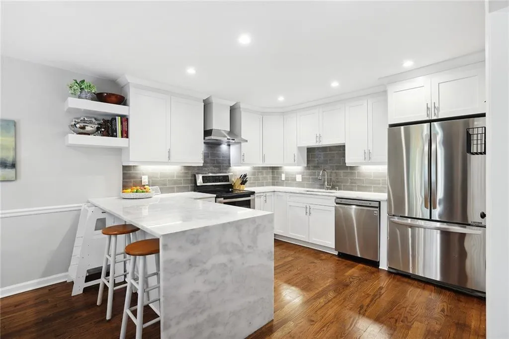 221 The South Chace, Sandy Springs, Georgia 30328, 3 Bedrooms Bedrooms, ,3 BathroomsBathrooms,Residential,Sold,221 The South Chace,7259275