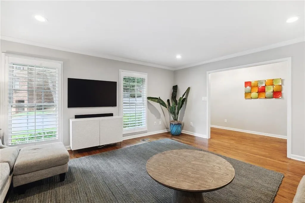 221 The South Chace, Sandy Springs, Georgia 30328, 3 Bedrooms Bedrooms, ,3 BathroomsBathrooms,Residential,Sold,221 The South Chace,7259275