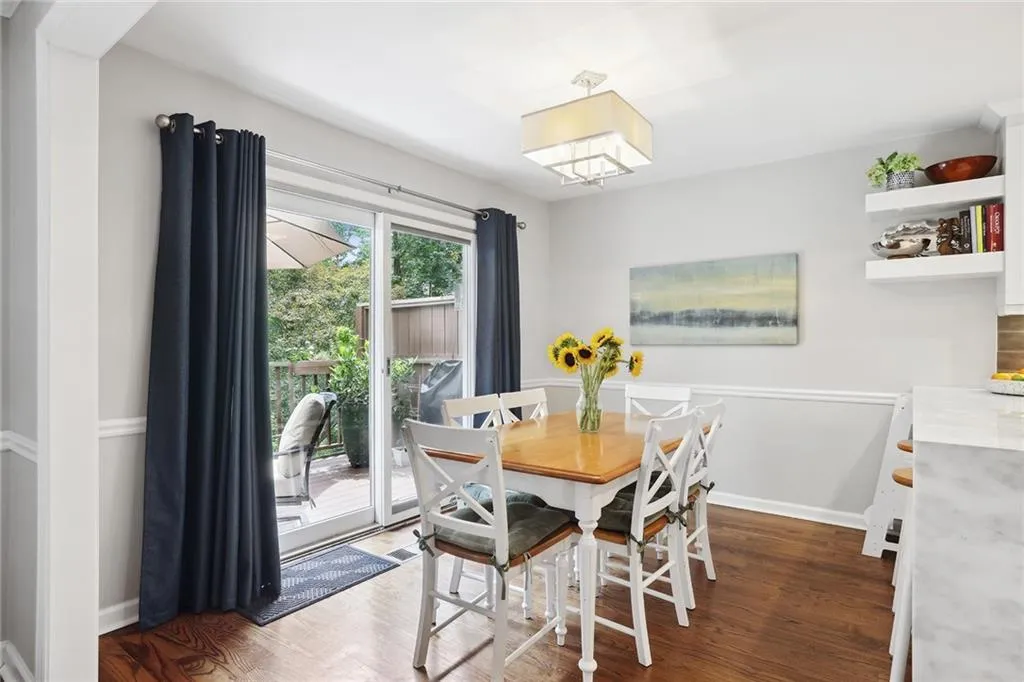 221 The South Chace, Sandy Springs, Georgia 30328, 3 Bedrooms Bedrooms, ,3 BathroomsBathrooms,Residential,Sold,221 The South Chace,7259275