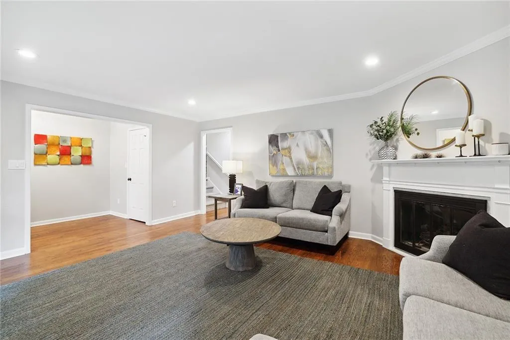 221 The South Chace, Sandy Springs, Georgia 30328, 3 Bedrooms Bedrooms, ,3 BathroomsBathrooms,Residential,Sold,221 The South Chace,7259275