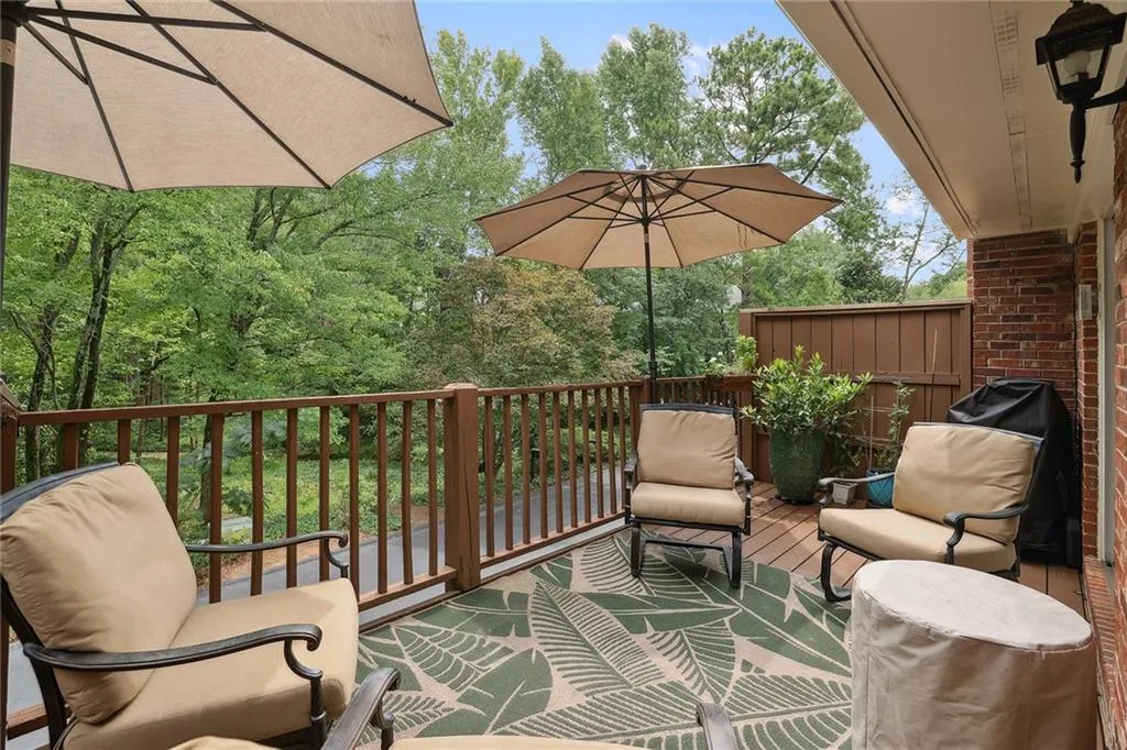 221 The South Chace, Sandy Springs, Georgia 30328, 3 Bedrooms Bedrooms, ,3 BathroomsBathrooms,Residential,Sold,221 The South Chace,7259275