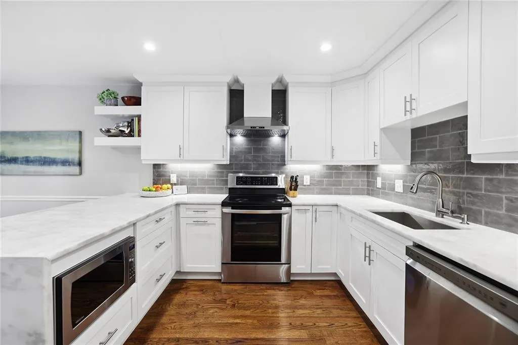 221 The South Chace, Sandy Springs, Georgia 30328, 3 Bedrooms Bedrooms, ,3 BathroomsBathrooms,Residential,Sold,221 The South Chace,7259275