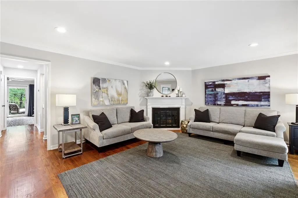 221 The South Chace, Sandy Springs, Georgia 30328, 3 Bedrooms Bedrooms, ,3 BathroomsBathrooms,Residential,Sold,221 The South Chace,7259275