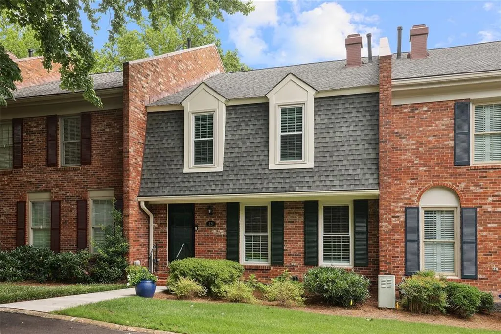 221 The South Chace, Sandy Springs, Georgia 30328, 3 Bedrooms Bedrooms, ,3 BathroomsBathrooms,Residential,Sold,221 The South Chace,7259275