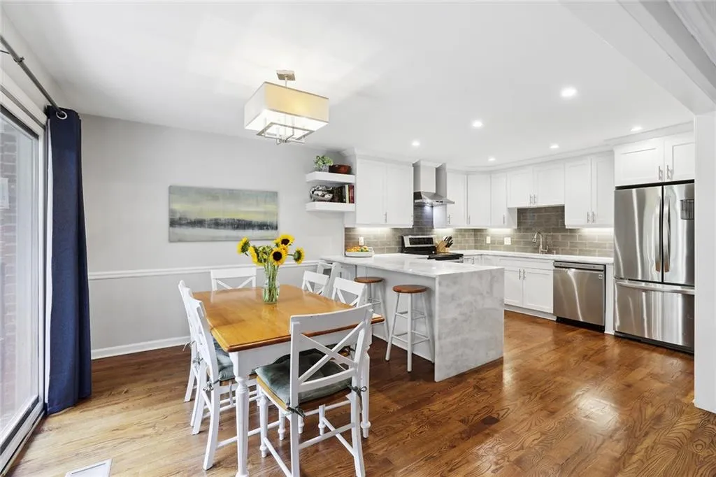 221 The South Chace, Sandy Springs, Georgia 30328, 3 Bedrooms Bedrooms, ,3 BathroomsBathrooms,Residential,Sold,221 The South Chace,7259275