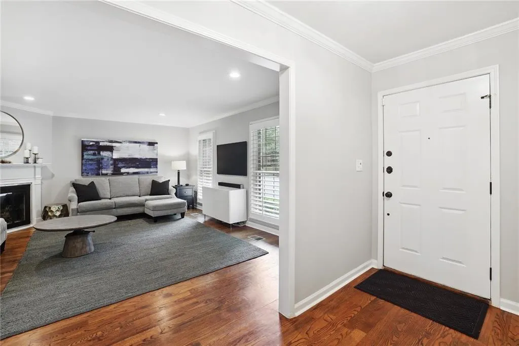 221 The South Chace, Sandy Springs, Georgia 30328, 3 Bedrooms Bedrooms, ,3 BathroomsBathrooms,Residential,Sold,221 The South Chace,7259275