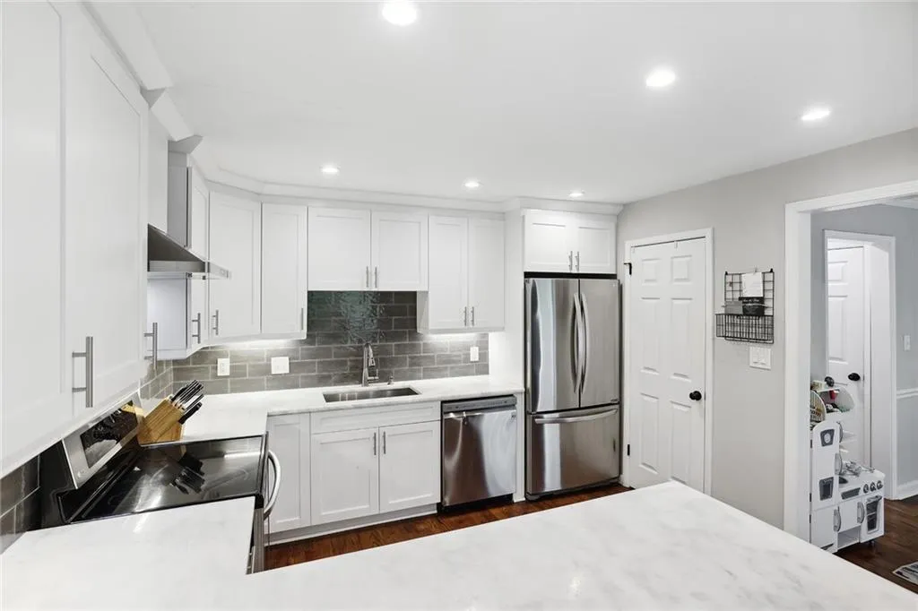 221 The South Chace, Sandy Springs, Georgia 30328, 3 Bedrooms Bedrooms, ,3 BathroomsBathrooms,Residential,Sold,221 The South Chace,7259275