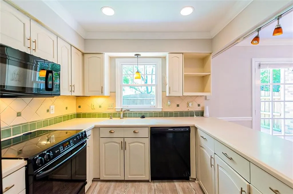 6520 Roswell Road Unit 72, Atlanta, Georgia 30328, 2 Bedrooms Bedrooms, ,1 BathroomBathrooms,Residential,Sold,6520 Roswell Road Unit 72,7052798