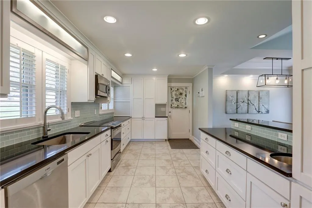 6405 Bridgewood Valley Road, Atlanta, Georgia 30328, 5 Bedrooms Bedrooms, ,3 BathroomsBathrooms,Residential,Sold,6405 Bridgewood Valley Road,6893050