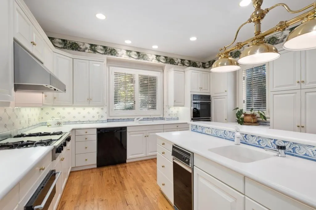 9661 Huntcliff Trace, Sandy Springs, Georgia 30350, 5 Bedrooms Bedrooms, ,3 BathroomsBathrooms,Residential,Sold,9661 Huntcliff Trace,6545032