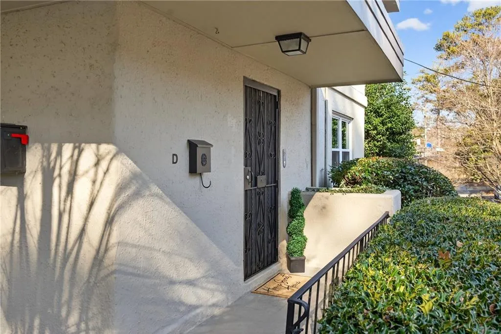 275 Lakemoore Drive Ne Unit D, Atlanta, Georgia 30342, 3 Bedrooms Bedrooms, 0 ,2 BathroomsBathrooms,Residential,Sold,275 Lakemoore Drive Ne Unit D,7712364