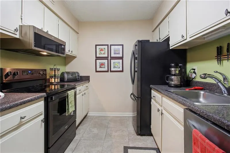 5157 Roswell Road Unit 4, Atlanta, Georgia 30342, 1 Bedroom Bedrooms, ,1 BathroomBathrooms,Residential,Sold,5157 Roswell Road Unit 4,6648663