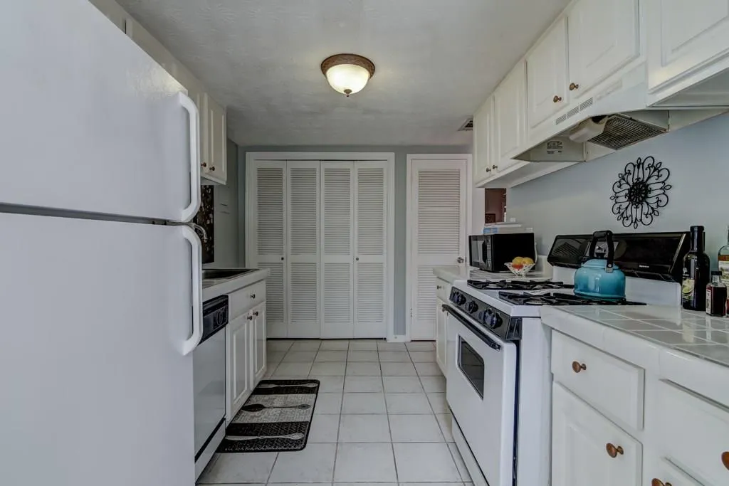 7750 Roswell Road Unit 5h, Sandy Springs, Georgia 30350, 2 Bedrooms Bedrooms, ,1 BathroomBathrooms,Residential,Sold,7750 Roswell Road Unit 5h,5965489
