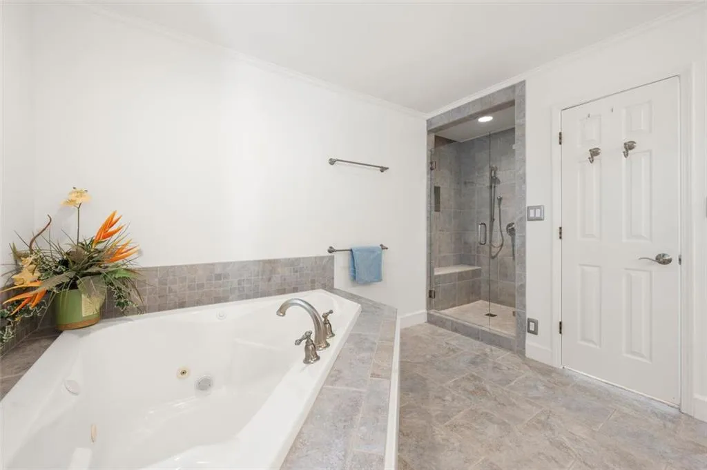 Jetted Tub and Frameless Shower