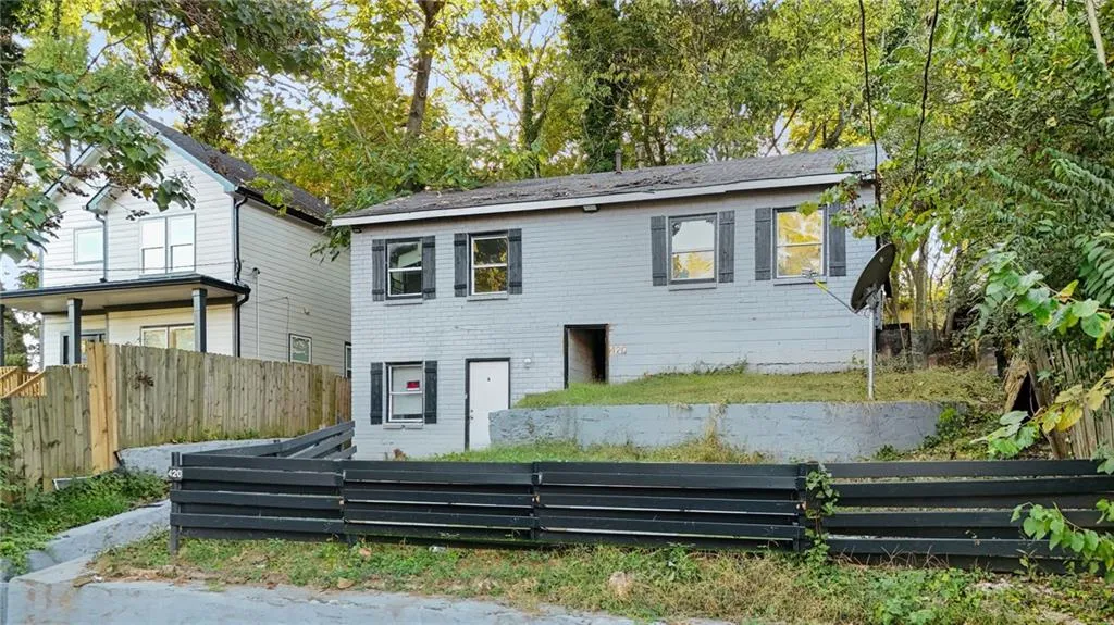 View of front facade featuring a fenced front yard