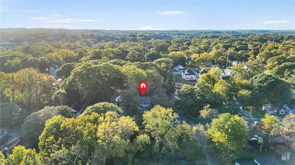 Aerial view of property's location with a heavily wooded area