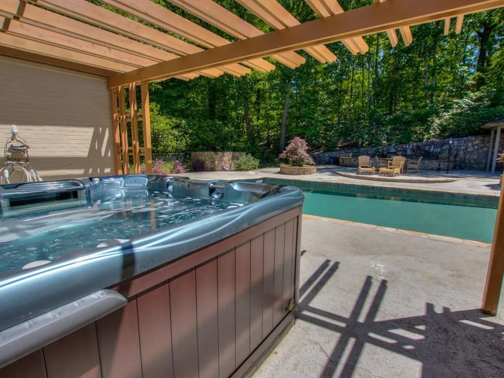 5950 Riverwood Drive, Sandy Springs, Georgia 30328, 5 Bedrooms Bedrooms, ,4 BathroomsBathrooms,Residential,Sold,5950 Riverwood Drive,5880392