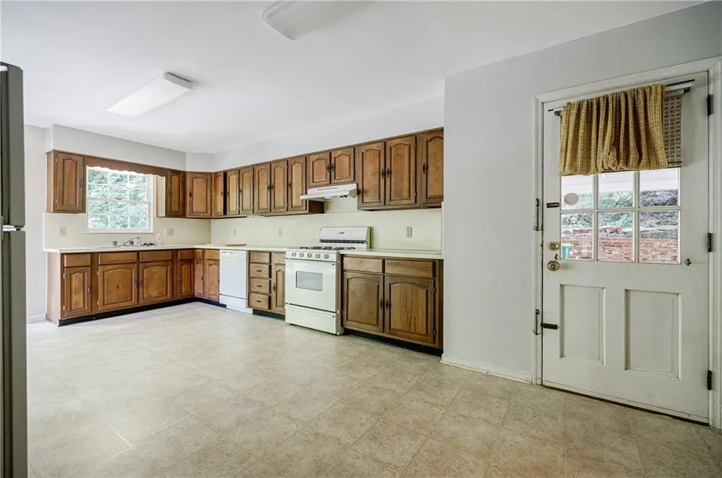 680 Edgewater Trail, Atlanta, Georgia 30328, 4 Bedrooms Bedrooms, ,3 BathroomsBathrooms,Residential,Sold,680 Edgewater Trail,7451228