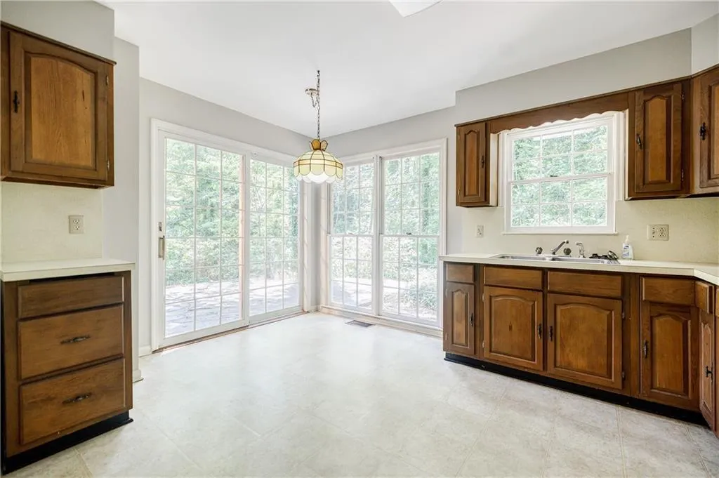 680 Edgewater Trail, Atlanta, Georgia 30328, 4 Bedrooms Bedrooms, ,3 BathroomsBathrooms,Residential,Sold,680 Edgewater Trail,7451228