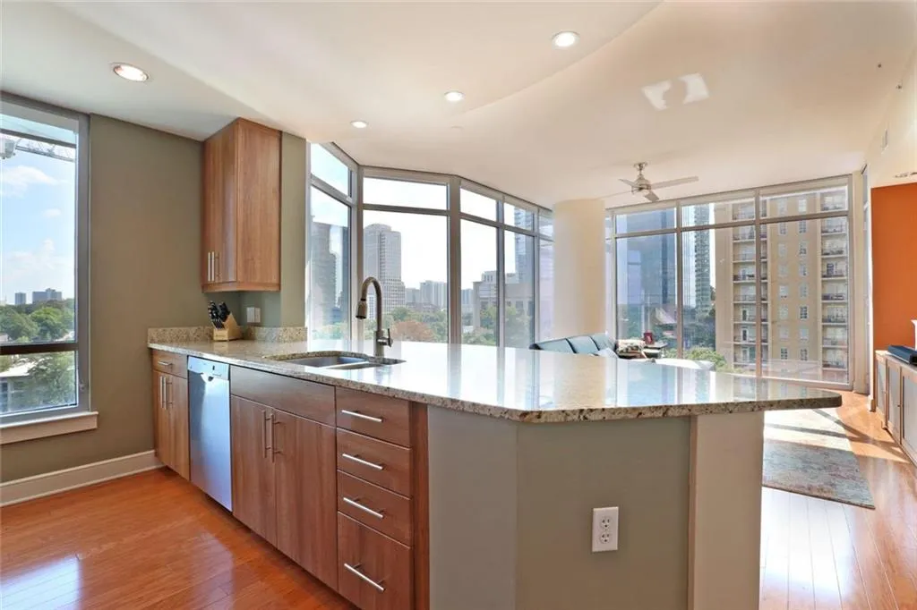 222 12th Street Ne Unit 1403, Atlanta, Georgia 30309, 2 Bedrooms Bedrooms, ,2 BathroomsBathrooms,Residential,Sold,222 12th Street Ne Unit 1403,5741934